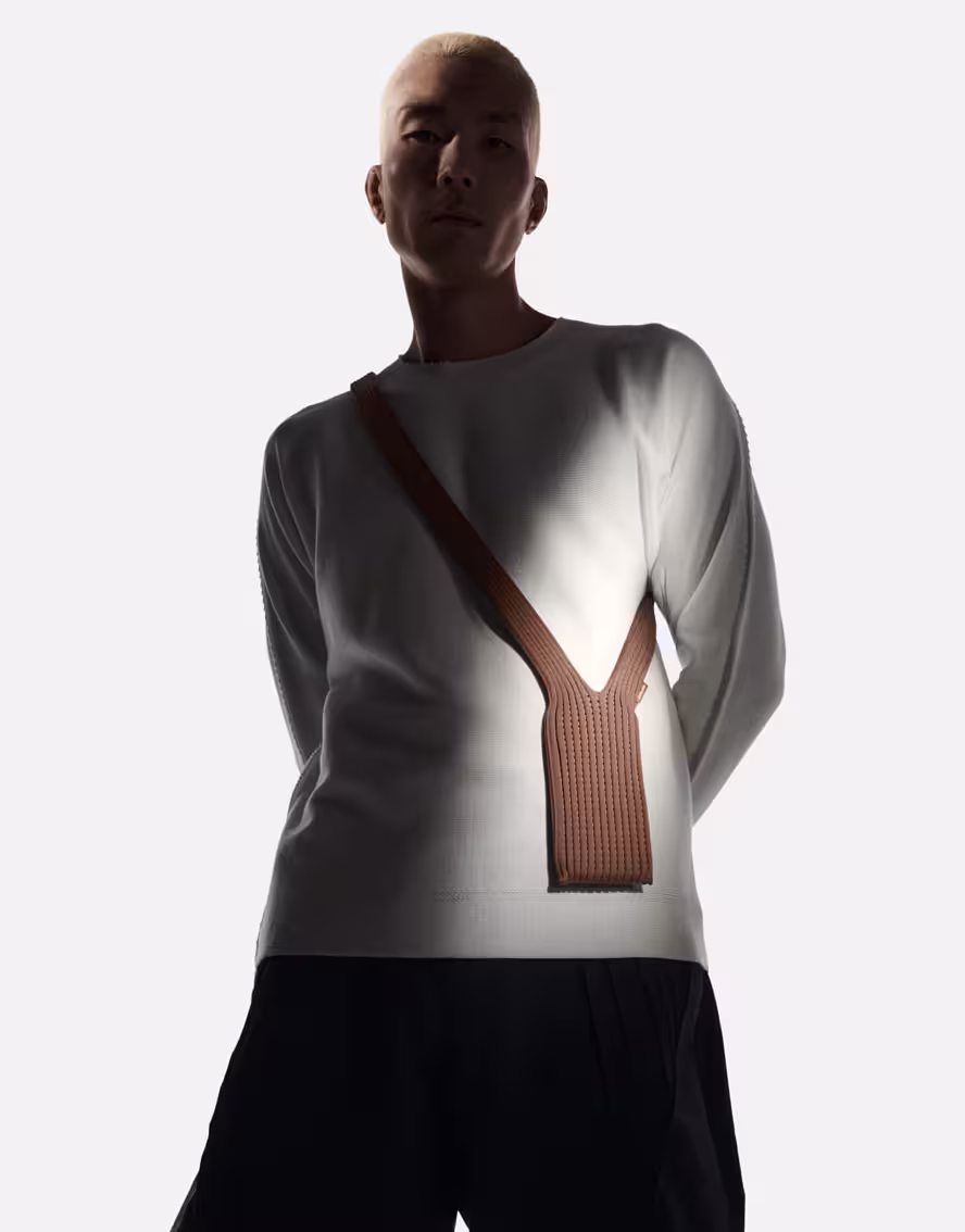 苹果发布特别款产品 iPhone Pocket，售价 1,299 起 7